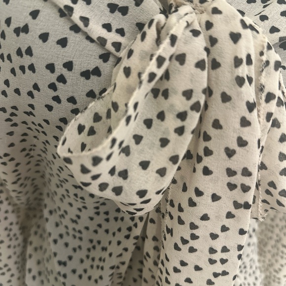 Max Studio Cream and Black Patterned V-Neck Blouse - Picture 2 of 4